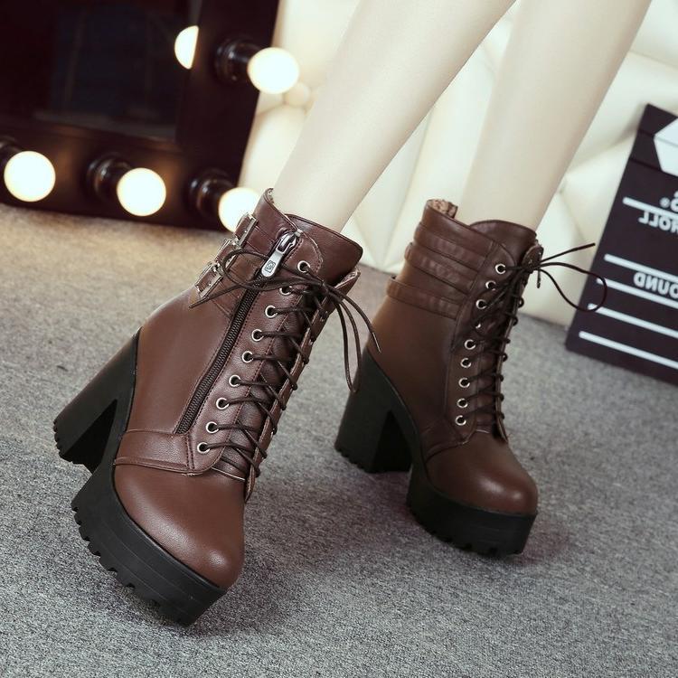 Elegante Kurzstiefel mit Blockabsatz – Wildleder Edition